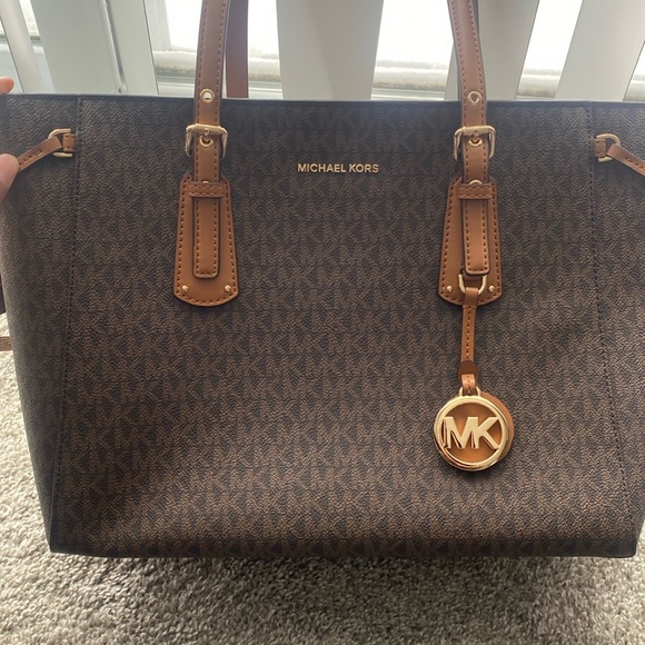 Micheal Kors Purse - Picture 1 of 5